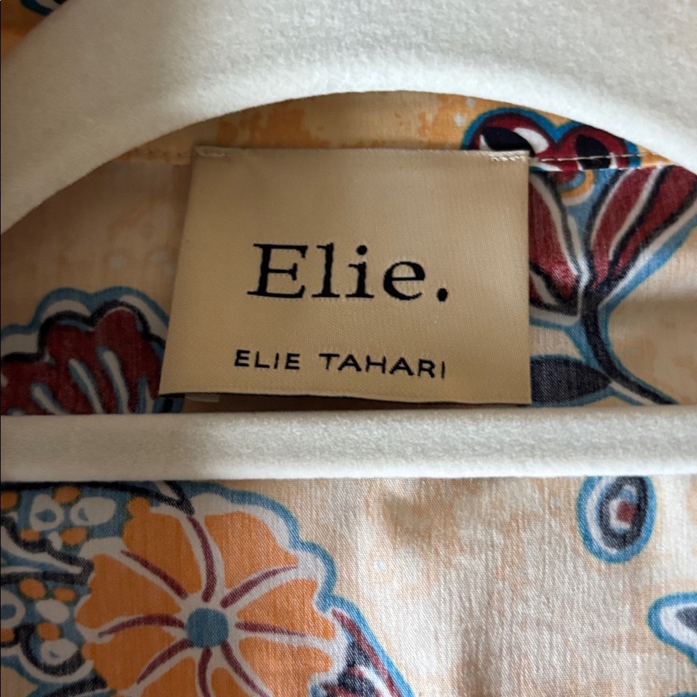Beautiful Ellie Tahari pull over blouse with darling puffed sleeves - Picture 6 of 8